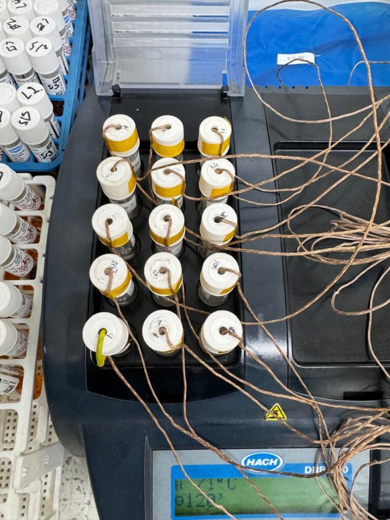 Termoreactor de laboratorio durante proceso de calibración con sondas térmicas en CM Y CIA LTDA en Bogotá